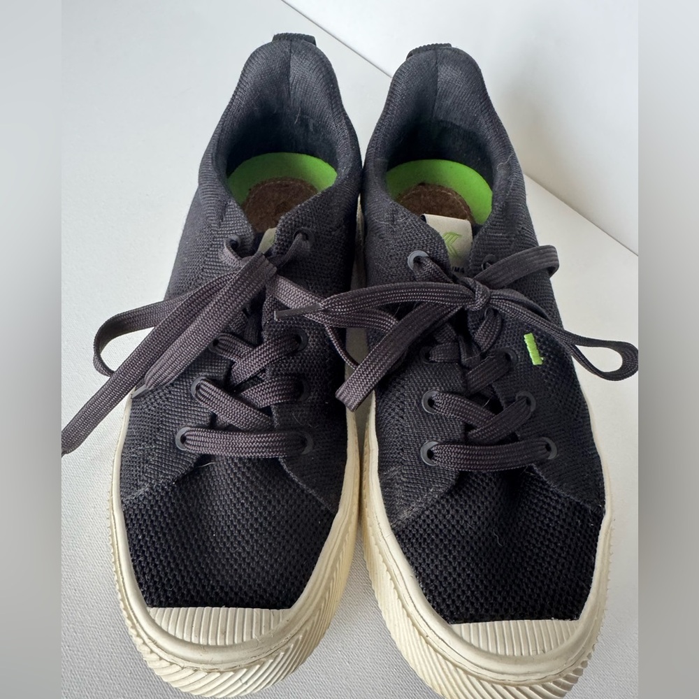 Cariuma Black Knit Sneakers